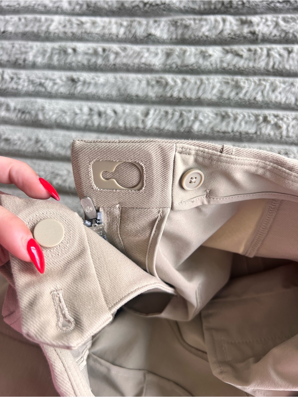 Lululemon Women's Cargo/Utility Pleated Short Beige Size 6 - Picture 7 of 7